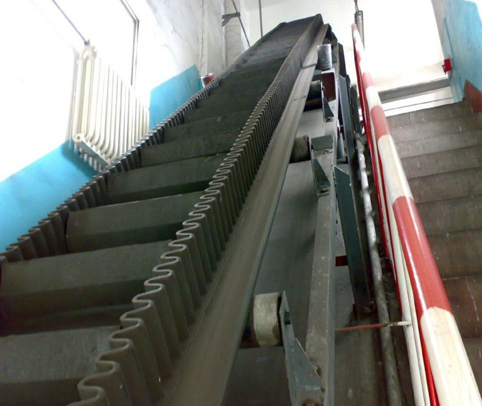 裙邊皮帶輸送機的維護清潔很重要