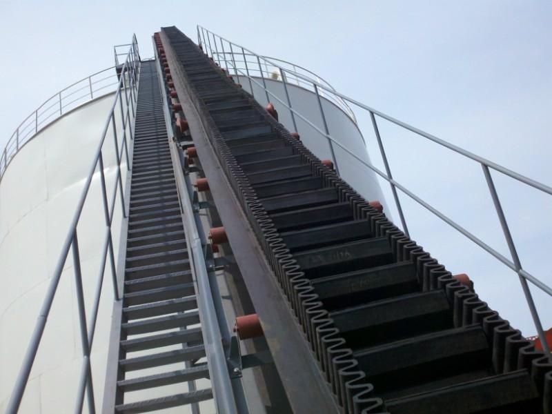 裙邊皮帶輸送機(jī)如何提高產(chǎn)品的輸送率